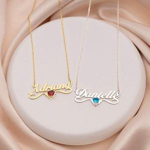 Regalo di San Valentino per Donne: Collana <span class=keywords><strong>con</strong></span> Ciondolo a Farfalla Personalizzato in Acciaio Inox <span class=keywords><strong>con</strong></span> <span class=keywords><strong>Nome</strong></span> Inserito e Zirconi, <span class=keywords><strong>Catena</strong></span> Figaro alla Moda - Product Image 4