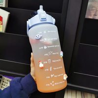 Geoptimaliseerde Bisfenol A-vrije, milieuvriendelijke sportwaterfles met een inhoud van 2000 ml. Motiverende sportwaterfles.