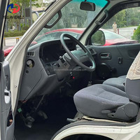 Vente à prix réduit d'un véhicule d'occasion Toyota Hiace Van 9 places, année 2006, essence
