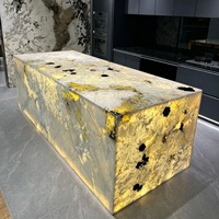 Table de salle à manger rectangulaire lumineuse personnalisable en quartzite Patagonia de luxe avec bar à eau intégré pour projet de villa