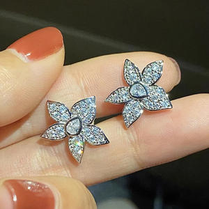 Orecchini con Diamanti Bianchi Champagne, Gioielli Raffinati in Oro Bianco con Diamanti Naturali Taglio a Pera, Stile Romantico per Matrimonio - Product Image 3