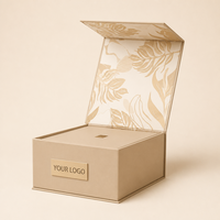 Caixa de Presente Cosmético Personalizada com Fecho Magnético Rígido em Bege Quente, Interior Botânico Dourado e Logotipo Personalizado