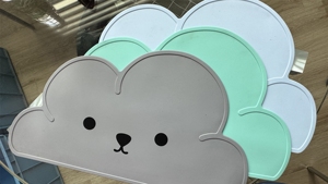 Tapis de table en silicone pour enfants, forme nuage, antidérapant - Product Image 3