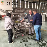 Machine d'enrobage de chocolat entièrement automatique à haute efficacité certifiée CE pour l'usine de collations aux fraises lyophilisées