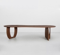 Nordischer Wabi-Sabi Stil Massivholz-Esstisch-Set mit Walnussfarben-Finish Unregelmäßige Form für Zuhause Besprechungen/Diskussionen