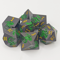 Ensemble de dés polyédriques en métal gravé de dragons noirs en laiton antique, 7 pièces avec des chiffres gothiques noirs pour les jeux de table DND RPG