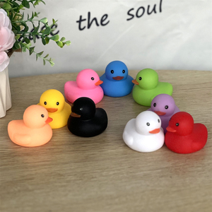 Juguete Flotante para Piscina de Bebés, Regalo Promocional, Patito de Goma de Silicona en Miniatura, Colorido y Seguro - Product Image 3