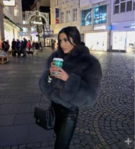 สีเทาเข้ม