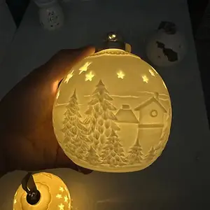 Palla sospesa in ceramica di alta qualità personalizzata con motivo in rilievo per la decorazione dell'albero di Natale con luce a LED per la casa regalo di natale