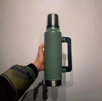 Stanle Bouteille d'eau de voiture portable de grande capacité Tasse thermos en acier inoxydable 304 pour les activités de plein air