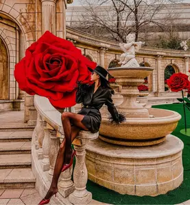 Rosa impermeabile artificiale con fiori in schiuma Eva gigante per la visualizzazione di eventi sullo sfondo di nozze all'aperto