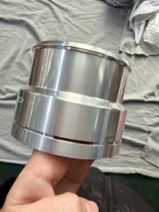 ชิ้นส่วนอะแดปเตอร์ท่อร่วมไอดีสแตนเลส ผลิตด้วยเครื่อง CNC สำหรับงานตัดลวดด้วยไฟฟ้า (Wire EDM)  บูชตัวเรือนลิ้นปีกผีเสื้อ ความแม่นยำสูง - Product Image 6