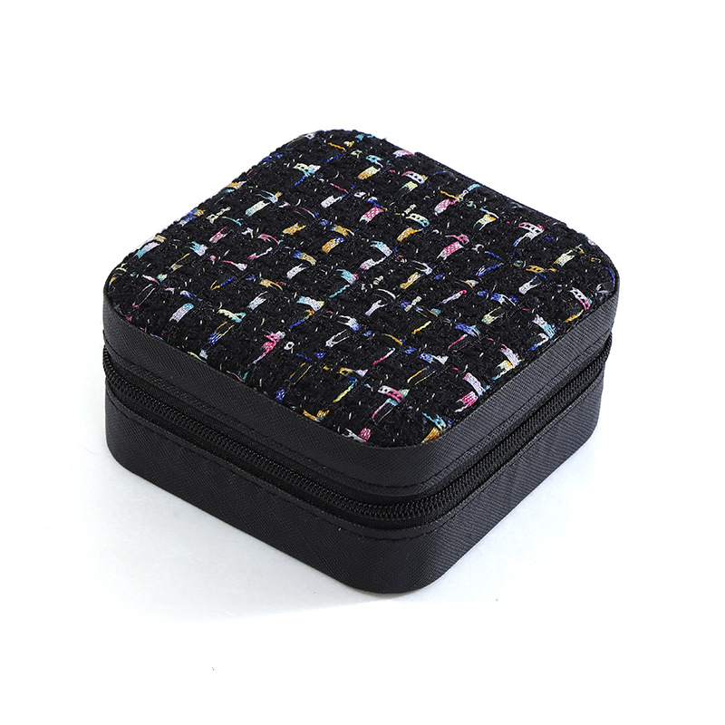 Petit bijou carré, style parfumé et discret, noir.