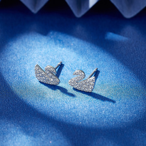 Orecchini classici a forma di cigno nobile oro bianco orecchini a bottone gioielli per signore ragazze - Product Image 5