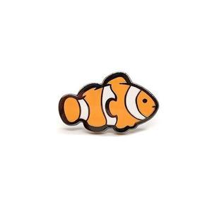 Pin de esmalte de pez payaso, bonito diseño de dibujos animados, rayas blancas y naranjas, broche de pez marino, insignia de vida marina, regalo para amantes de los peces, venta al por mayor - Product Image 1