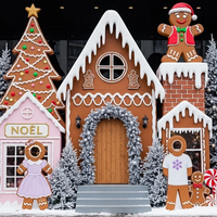 Sculpture géante personnalisée en fibre de verre de maison de pain d'épices, statues de famille en pain d'épices pour l'atrium d'un centre commercial, festival de Noël