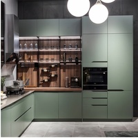 Meuble de cuisine minimaliste vert olive résistant à l'humidité avec casier à vin en bois et aménagement d'angle