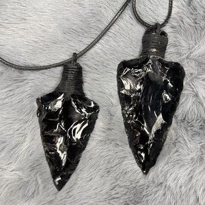 Pendentif en obsidienne noire naturelle brute en forme de pointe de flèche, avec cordon en cuir tressé à la main, pierre de guérison, tendance mode, pointe de lance - Product Image 4
