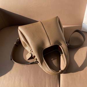 Women's Bag - Lychee-patterned Vegetable <b>Basket</b> Shoulder Bag with a Slanted Cross-body Strap and a <b>Handle</b> for Carrying a Bucket - Product Image 6