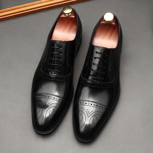 Chaussures habillées haut de gamme pour hommes en cuir poli noir foncé, style couple avec boutons dorés - Product Image 4