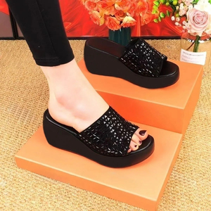 Pantofole intrecciate multicolori eleganti da donna scarpe spesse con suola alla moda da spiaggia e mare - Product Image 3