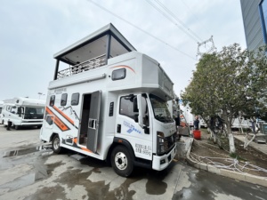 <span class=keywords><strong>Camping</strong></span>-<span class=keywords><strong>car</strong></span> de luxe Sinotruk HOWO 6.5T avec toit relevable, Mahjong/KTV inclus - Product Image 1
