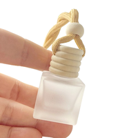 Bouteilles de diffuseur de voiture givrées suspendues en verre dépoli carré avec couvercle en bois bouteille vide de fleur rose de haute qualité de 8ml