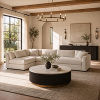 Table basse Finnley de style Arhaus personnalisable OAKEN, base en bois noir cannelé avec garniture en métal laiton, plateau rond en marbre