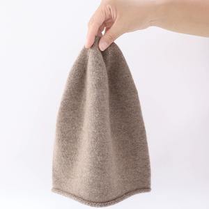 Vente en gros 100% pure laine décontractée chaude <span class=keywords><strong>tricot</strong></span>ée à bord roulé <span class=keywords><strong>pompon</strong></span> bonnets chapeaux pour hommes et femmes hiver extérieur tenue quotidienne - Product Image 3