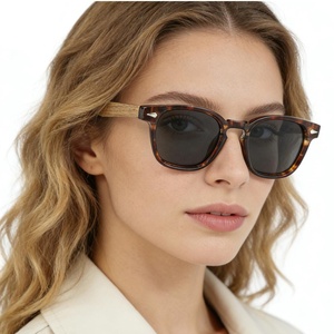 Лидер продаж, классические деревянные солнцезащитные очки унисекс в оправе с индивидуальным логотипом, дешевые поляризованные пластиковые солнцезащитные очки из бамбука, очки для женщин - Product Image 6