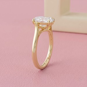 Bague de fiançailles en or avec diamant solitaire taille ovale et sertissage cathédrale, pour bijoux de mariée de créateur modernes et raffinés - Product Image 2