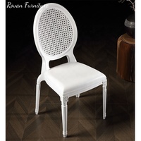 Chaise Louis en plastique en résine PP Style français classique durable, empilable pour les événements de mariage Chaise Bella