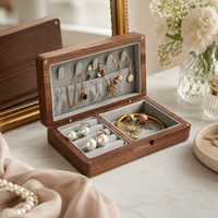 Boîte à bijoux en bois massif avec doublure en velours, fermeture magnétique, rangement pour bagues et colliers, organisateur de cadeaux pour les voyages et la maison