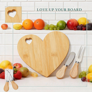 Planche à découper en bambou en forme de cœur 21x17,5cm pour servir fruits et fromages, usage cuisine - Product Image 1