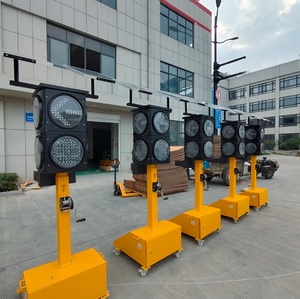 ไฟจราจร LED พลังงานแ<span class=keywords><strong>ส</strong></span>งอาทิตย์แบบเคลื่อนที่ได้หลายทิศทาง มองเห็นได้ 4 ด้าน แบบมีล้อ ไฟจราจรชั่วคราว 4 ทิศทาง - Product Image 1