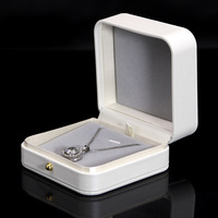 Boîte d'emballage cadeau en gros pour bagues, boucles d'oreilles, pendentifs et bracelets, en stock, en cuir PU blanc avec fermoir métallique doré
