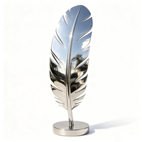 Sculpture de plume en acier inoxydable poli miroir sur mesure, statue de plume en métal pour la décoration paysagère extérieure de jardin