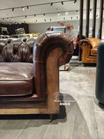 Canapé Chesterfield vintage en cuir véritable marron capitonné 3 places avec accoudoirs roulés pour hôtels, salons, bureaux et villas