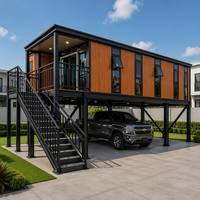Maison conteneur surélevée à deux étages avec garage, finition bois laminé, structure en acier noir, terrasse vitrée du sol au plafond