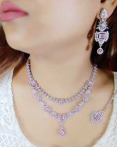 Joyería de diamantes americanos con pendientes Maang Tikka Ropa de fiesta de Boda nupcial India para compromiso hecha de latón - Product Image 5