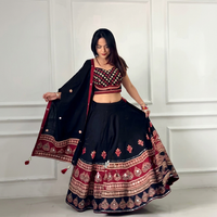 Lehenga Choli de créateur IndoWeaves, en soie, avec broderie Zari, sequins et travail miroir, élégant, traditionnel indien, pour Navratri
