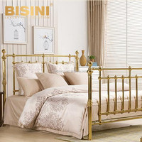 Lit double en laiton de style nordique simple et délicat, finition dorée brillante, élégant, pour chambre d'hôtes