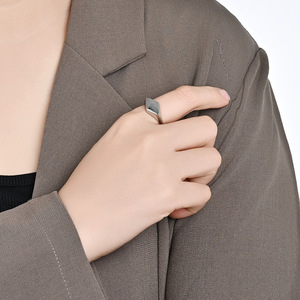 Anillo Geométrico de Acero Dorado y Negro, Joyería de Moda Unisex, Diseño para Regalo - Product Image 2