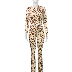 ชุดเซ็ตสองชิ้น เสื้อแจ็คเก็ตแขนยาวพิมพ์ลายเสือดาวประดับลูกปัดทรงสกินนี่ลำลองสำหรับผู้หญิงพร้อมฮู้ด และกางเกงขาบานพิมพ์ลายเสือดาว พร้อมโลโก้แบบกำหนดเอง - Product Image 3