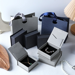 Emballage de bijoux sur mesure gris ardoise, style livre, avec finition <span class=keywords><strong>grain</strong></span> de pierre et fente interne pour <span class=keywords><strong>carte</strong></span>, pour une image de marque de luxe. - Product Image 1