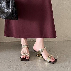Chanclas de moda informales con forma de alienígena y punta cuadrada, parte superior y suela de cuero, talla grande, sandalias de verano para mujer - Product Image 4