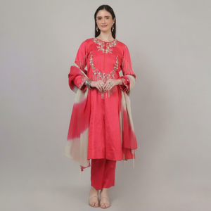 Robe de soirée 3 pièces tendance ethnique pour femme, couleur rose, avec perles, broderies Dana, sequins et travail de perles. - Product Image 1