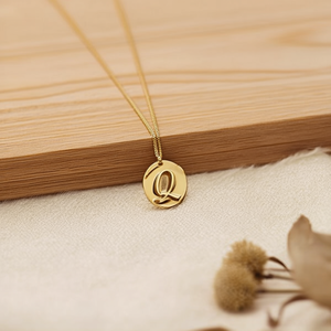 Collana con ciondolo a forma di lettera Q in acciaio inossidabile, 1,9 cm, tono oro, gioielli alla moda - Product Image 2