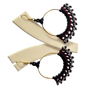 Boucles d'oreilles en macramé faites à la main, noir, rouge, blanc, vente en gros - Product Image 1
