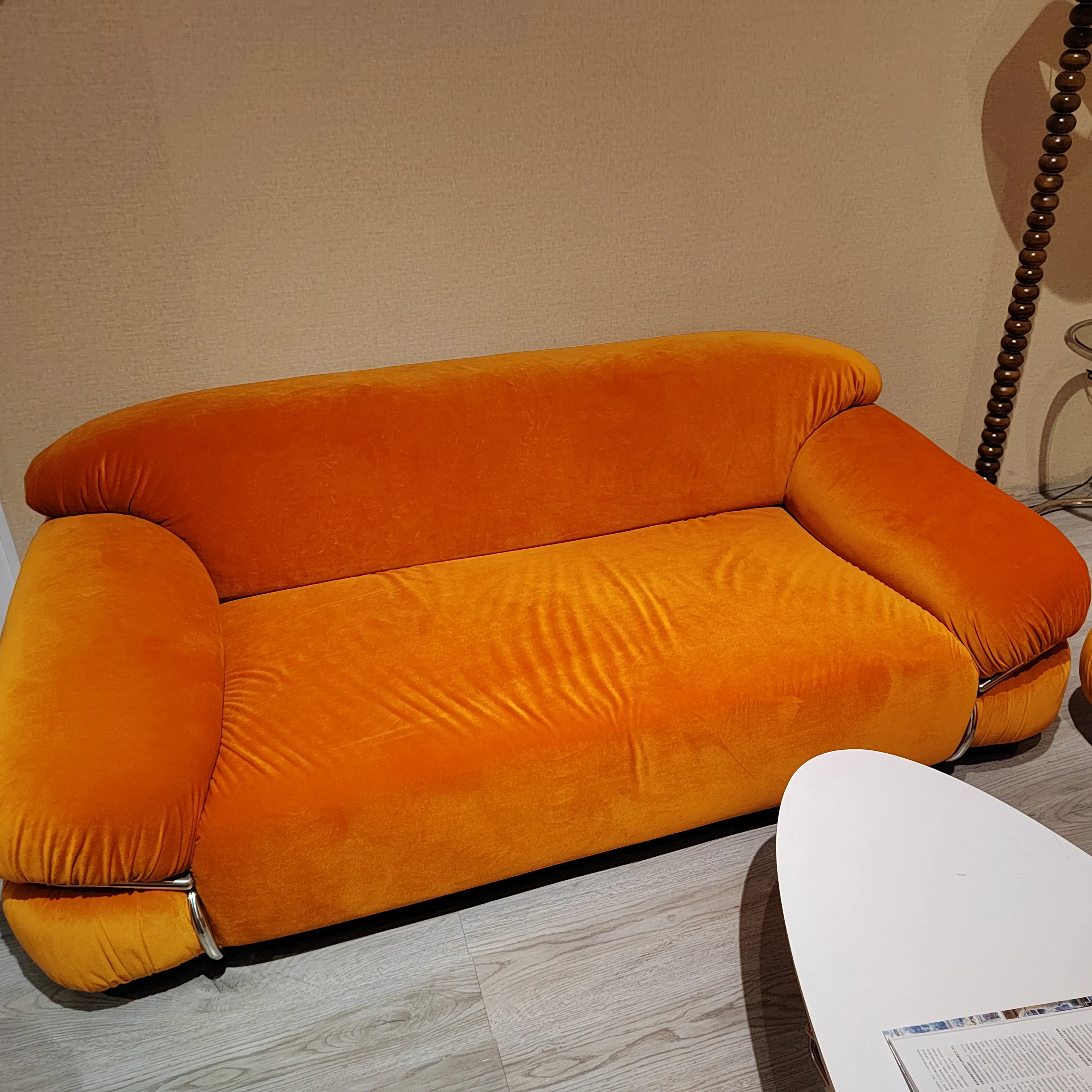 Recién llegado, sofá personalizado de color de alta calidad, sofá Chesterfield elegante de madera maciza
